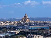 Teleblick von der Citadella zur Pfarrkirche von Nadur, dahinter ist bereits Insel Malta - Gozo